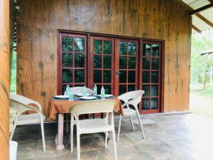 un tavolo e sedie seduti su un patio di LAKE NEST resort a Anuradhapura