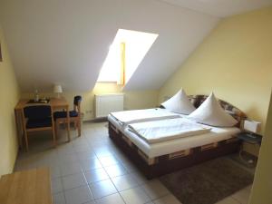 
Ein Bett oder Betten in einem Zimmer der Unterkunft Rezas Restaurant Gästehaus
