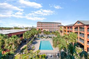O vedere a piscinei de la sau din apropiere de Quality Inn & Suites Galveston - Beachfront