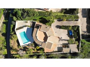una vista aérea de una casa con piscina en Modern Villa in Lagos with private Swimming Pool, en Lagos