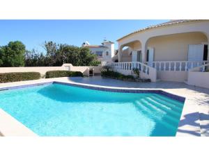 ラゴスにあるModern Villa in Lagos with private Swimming Poolの家の前のスイミングプール