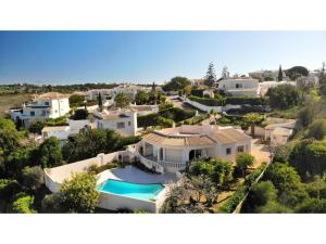 una vista aérea de una casa con piscina en Modern Villa in Lagos with private Swimming Pool, en Lagos