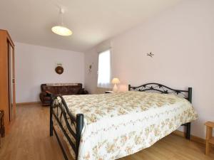 Schlafzimmer mit einem Bett, einem Tisch und einem Fenster in der Unterkunft Tasteful holiday home in Plouvara with garden in Saint-Donan