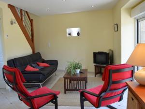 sala de estar con sofá y 2 sillas en Cosy chalet with private garden in Normandy, en Isigny-le-Buat