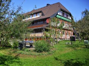ベルナウ・イム・シュヴァルツヴァルトにあるPleasant apartment in Bernau Innerlehen with gardenの大きな建物