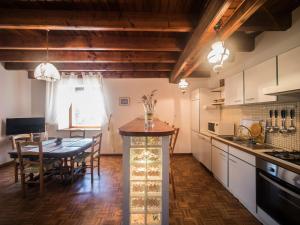 cocina con mesa y comedor en Charming flat with barbecue, en Dombasle-devant-Darney