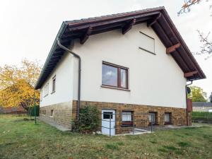 FrankenauにあるVast Holiday Home in Frankenau with Infrared Saunaの葺屋根の家