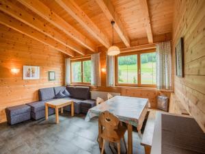 フェンデルスにあるSpacious Apartment near Ski Area in Fendelsのリビングルーム(テーブル、ソファ付)