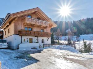 フェンデルスにあるSpacious Apartment near Ski Area in Fendelsの雪家