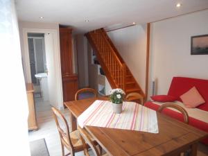 comedor con mesa y escalera en Cosy house with private pool in Folleville en Sourdon