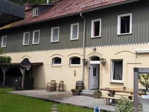 ein Haus mit einem Picknicktisch davor in der Unterkunft Beautiful apartment in a former coach house in the Harz in Elbingerode