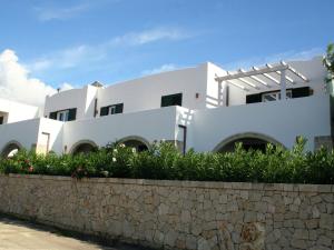 サンタ・マリア・アル・バーニョにあるHoliday house with shared swimming pool near Gallipoliの石壁白家