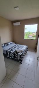 sypialnia z łóżkiem w pokoju z oknem w obiekcie Salinopolis- casa com piscina w mieście Salinópolis
