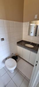 biała łazienka z toaletą i umywalką w obiekcie Salinopolis- casa com piscina w mieście Salinópolis