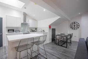 Η κουζίνα ή μικρή κουζίνα στο Charles Alexander Short Stay - The Gateway