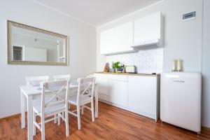 A kitchen or kitchenette at SeaEsta Darłowo - Komfortowe Pokoje i Apartamenty