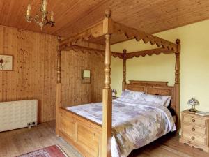 1 dormitorio con cama de madera y techo de madera en Traditional house Fishing walking 30km from Vesoul, en Vanne