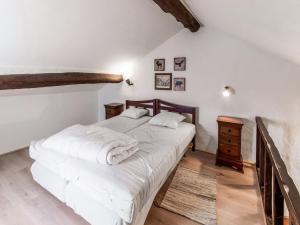una camera da letto con un grande letto con lenzuola bianche di Cosy Holiday Home in Cherain near Forest a Cherain
