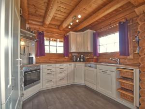 Dapur atau dapur kecil di Wooden holiday home with sauna