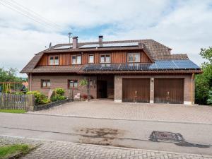 una casa con paneles solares en el techo en apartment in Black Forest quiet residential area, en Neuweiler