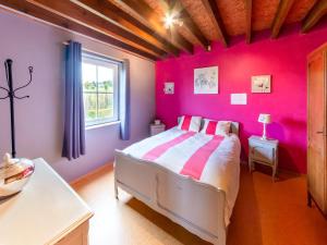 um quarto rosa com uma cama e uma janela em Lovely Holiday Home in Ardennes Luxembourg em La-Roche-en-Ardenne