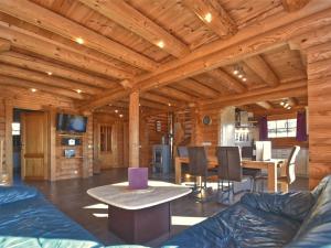 sala de estar con sofá y mesa en Wooden holiday home with sauna, en Teunz