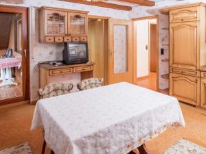 sala de estar con mesa y TV en apartment in Black Forest quiet residential area, en Neuweiler