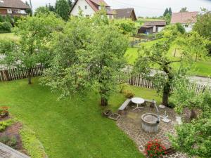 una vista aérea de un patio con mesa de picnic y árboles en apartment in Black Forest quiet residential area, en Neuweiler