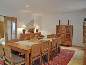 comedor con mesa de madera y sillas en Holiday home with views and private pool, en Saint-Victor-de-Malcap