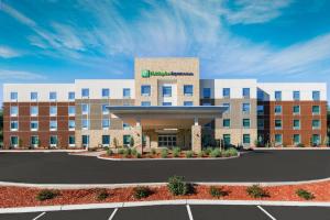 a renderización de un edificio hospitalario en Holiday Inn Express & Suites Oakhurst-Yosemite Park Area by IHG, en Oakhurst