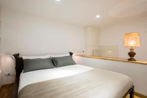 Łóżko lub łóżka w pokoju w obiekcie Cozy Loft @ Monti