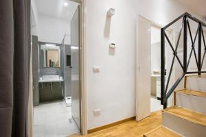 korytarz ze schodami prowadzącymi do łazienki w obiekcie Cozy Loft @ Monti w Rzymie