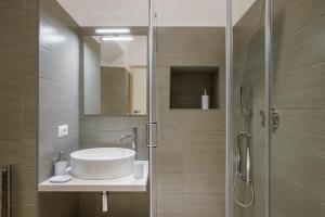 łazienka z umywalką i prysznicem w obiekcie Cozy Loft @ Monti w Rzymie +37 zdjęć