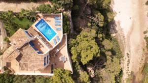 - une vue de tête sur un complexe avec une piscine dans l'établissement * Casa del Diamante - Meer- und Buchtblick VILLA *, à Cala Pi