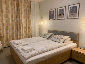 Un dormitorio con una cama con dos almohadas encima. en Apartament Bornholm, en Jurata 46 fotos más