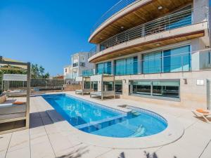 Bazén v ubytování Villa with Jacuzzi Stay nebo v jeho okolí