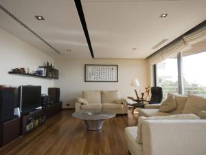 TV a/nebo společenská místnost v ubytování Villa with Jacuzzi Stay