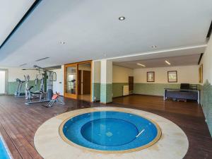 Bazén v ubytování Villa with Jacuzzi Stay nebo v jeho okolí