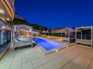 Bazén v ubytování Villa with Jacuzzi Stay nebo v jeho okolí