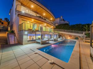 Bazén v ubytování Villa with Jacuzzi Stay nebo v jeho okolí