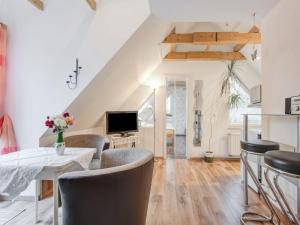 a living room with a table and chairs at Apartment in Sch now in Berlin Brandenburg in Bernau bei Berlin