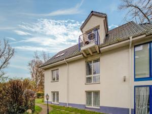 ein Haus mit Balkon darüber in der Unterkunft Apartment in Sch now in Berlin Brandenburg in Bernau bei Berlin