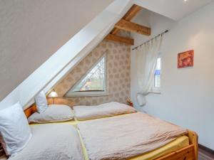 a bedroom with a bed and a window at Apartment in Sch now in Berlin Brandenburg in Bernau bei Berlin