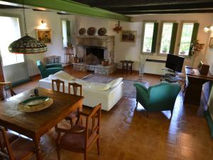 uma sala de estar com um sofá e uma mesa em Belvilla by OYO Villa degli Ulivi em Vergiano