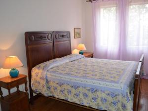 um quarto com uma cama, 2 candeeiros e uma janela em Belvilla by OYO Villa degli Ulivi em Vergiano