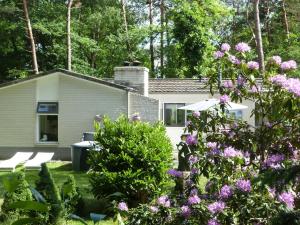 ホルテンにあるDetached villa with enclosed wooded garden with lawn and bubble bathの紫の花の庭の家