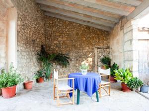 カンパネにあるBelvilla by OYO Villa Campanet Vellのテーブル(椅子付)と青いテーブルクロス