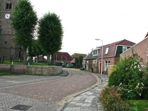 een geplaveide straat in een klein stadje met huizen bij Holiday home near the Frisian Eleven Cities in Mantgum