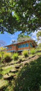 dom siedzący na szczycie wzgórza w obiekcie Casa de Bambú w mieście Turrialba