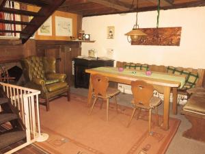 uma sala de estar com uma mesa e cadeiras e um sofá em Holiday home with terrace in the Black Forest em St. Georgen